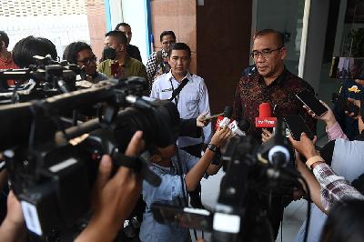 Ketua KPU Hasyim Asy'ari (kanan) usai menjalani sidang pemeriksaan etik yang digelar oleh Dewan Kehormatan Penyelenggara Pemilu (DKPP) di Jakarta, 13 Maret 2023. ANTARA/Akbar Nugroho Gumay