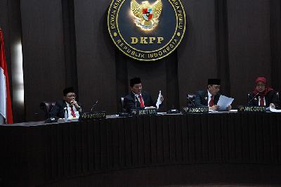 Ketua Dewan Kehormatan Penyelenggara Pemilu (DKPP) Heddy Lugito (kedua kiri), Anggota DKPP I Dewa Kade Wiarsa Raka Sandi (kedua kanan), Ratna Dewi Pettalolo (kanan),J. Kristiadi (kiri) saat sidang pembacaan putusan dugaan pelanggaran etik terkait manipulasi hasil verifikasi faktual parpol Pemilu 2024 di Kantor DKPP, Jakarta, 3 April 2023. ANTARA/Reno Esnir