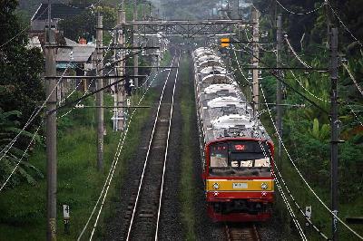 KRL Commuter Line melintas di kawasan Serpong, Tangerang Selatan, Banten, 2 Januari 2023. TEMPO/M Taufan Rengganis