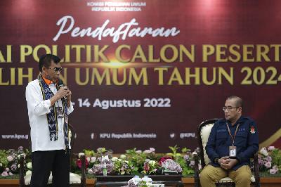 Ketua Umum Partai Berkarya Muchdi Purwoprandjono (kiri) dan Ketua KPU Hasyim Asy'ari saat pendaftaran calon peserta Pemilu 2024 di Jakarta, 12 Agustus 2022. ANTARA/Ken Saphira