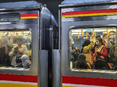 Suasana penumpang KRL di Stasiun Manggarai, Jakarta,  6 April 2021. TEMPO / Hilman Fathurrahman W