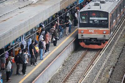 Penumpang saat menaiki KRL Commuter Line di Stasiun Rawa Buntu, Tangerang Selatan, Banten, 2 Januari 2023. TEMPO/M Taufan Rengganis