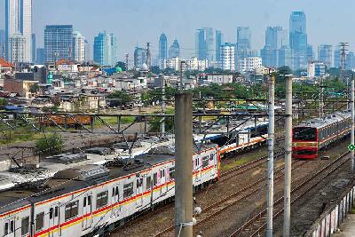 Kereta Rel Listrik (KRL) melintas di kawasan Tanah Abang, Jakarta, 10 Mei 2022. Tempo/Tony Hartawan