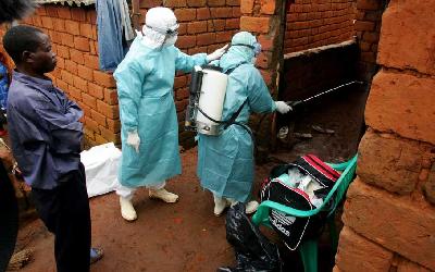Petugas Organisasi Kesehatan Dunia WHO memeriksa rumah seorang tersangka korban virus Marburg di kota Uige, Angola Utara, 2005. Reuters/Mike Hutchings