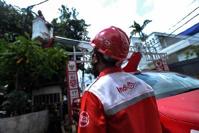 Petugas melakukan perawatan jaringan internet di Perumahan Pondok Karya, Jakarta. Tempo/Tony Hartawan