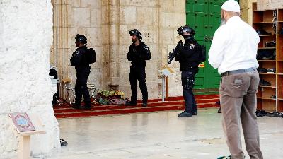 Kepolisian Israel berjaga di kompleks Al-Aqsa, di Kota Tua Yerusalem, 5 April 2023. REUTERS/Ammar Awad