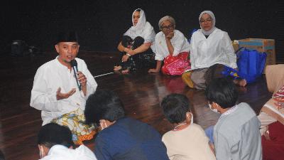 Yudi Datau  (kiri) dan Sha Ine Febriyanti (belakang kiri) dalam acara Pesantren Sejenak (Seni Jelajah Anak), di komunitas seni dan budaya Huma Rumil, Jagakarsa, Jakarta, 26 Maret 2023. Tempo/ Gunawan Wicaksono