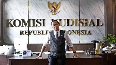 Ketua Komisi Yudisial Mukti Fajar Nur Dewata di Gedung Komisi Yudisial, Jakarta, 4 April 2023. Tempo/M Taufan Rengganis