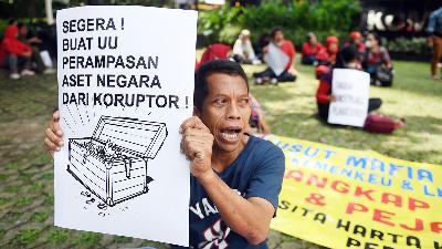 Unjuk rasa menuntut pengesahan UU Perampasan Aset di Geudng KPK, Jakarta, 16 Maret 2023. Antara/Akbar Nugroho Gumay