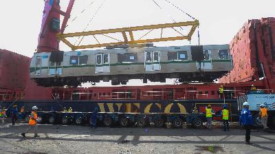 Bongkar muat gerbong kereta rel listrik commuter line impor dari Jepang di Pelabuhan Tanjung Priok, Jakarta Utara, April 2018. Tempo/Tony Hartawan