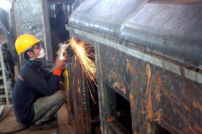 Proses pembuatan gerbong kereta pesanan PT Kereta Api Indonesi (KAI) di PT Industri Kereta Api (INKA), Madiun, Jawa Timur, 2016. Dokumentasi TEMPO/STR/Nofika Dian Nugroho