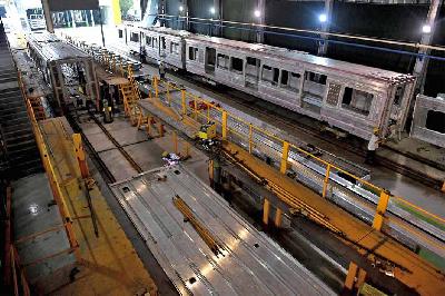 Pekerja menyelesaikan pengerjaan kereta LRT di Pabrik PT INKA, Madiun, Jawa Timur, 2020. ANTARA/Zabur Karuru