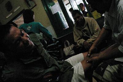 Warga melakukan pengobatan tradisional patah tulang di Jakarta. Dok. TEMPO/Seto Wardhana