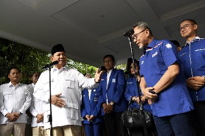 Ketua Umum Partai Gerindra Prabowo Subianto (kedua kiri) dan Ketua Umum Partai Amanat Nasional (PAN) Zulkifli Hasan (kedua kanan) usai melakukan pertemuan di kediaman Kertanegara, Kebayoran Baru, Jakarta, 8 April 2023. ANTARA/M Risyal Hidayat