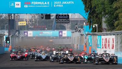 Racers speed past the green light in the ninth season of Formula E racing at the Jakarta International E-Prix Circuit (JIEC), Jakarta, Saturday, June 4, 2022. ANTARA PHOTO/Wahyu Putro A/File Photo