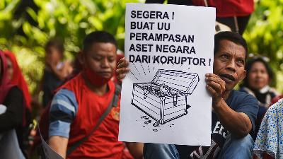 Demonstrators demand the ratification of the Assets Forfeiture Bill at the KPK Building, Jakarta, March 16, 2023. TEMPO/Imam Sukamto