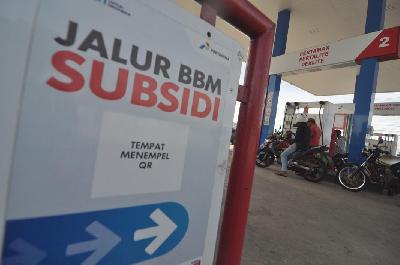 Petugas melayani pengisian Bahan Bakar Minyak (BBM) jenis pertalite di Bengkulu, 31 Maret 2023.  ANTARA/Muhammad Izfaldi