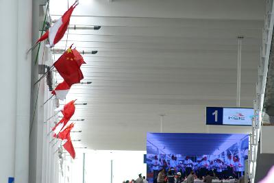 Bendera Indonesia dan Cina menghiasi Stasiun Tegalluar saat uji dinamis kereta cepat di Kabupaten Bandung, Jawa Barat, 16 November 2022. TEMPO/Prima Mulia