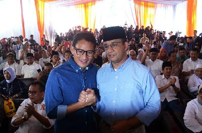 Anies Baswedan (kanan) dan Sandiaga S. Uno terpilih sebagai Gubernur dan Wakil Gubernur DKI Jakarta di Gedung KPUD DKI Jakarta, 5 Mei 2017. TEMPO/Imam Sukamto