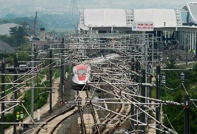 Rangkaian kereta cepat Jakarta Bandung memasuki Stasiun Tegalluar, Kabupaten Bandung, Jawa Barat, 9 November 2022. TEMPO/Prima mulia