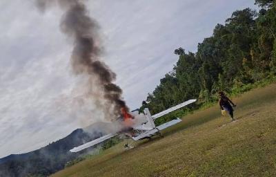 Pembakaran pesawat Susi Air di lapangan terbang Paro, Nduga, Wamena, Papua, 7 Februari 2023. Dok. Komando Nasional TPNPB-OPM