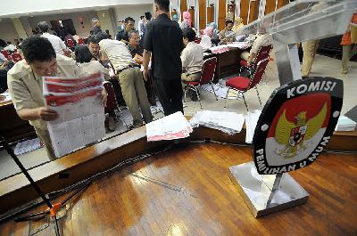 Anggota komisi pemilihan umum daerah (KPUD) melakukan validasi surat suara tahap akhir di Gedung KPU Pusat, Jakarta, 3 Februari 2014. Dok. TEMPO/Dasril Roszandi