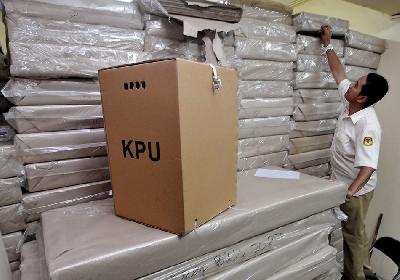 Petugas Komisi Pemilihan Umum (KPU) memeriksa bentuk contoh kotak suara dan bilik suara di kantor KPU Kota Administrasi Jakarta Selatan, Jakarta, 15 Januari 2014. Dok. TEMPO/Dasril Roszandi

