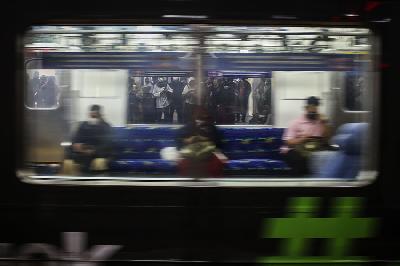 Penumpang KRL di Stasiun Manggarai, Jakarta, 28 Maret 2023. ANTARA/Rivan Awal Lingga