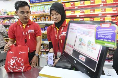Kasir memindai barcode QRIS CPM OVO dari gawai konsumen di gerai Alfamart Patal Senayan, Jakarta, 20 Maret 2023. ANTARA/Hafidz Mubarak A