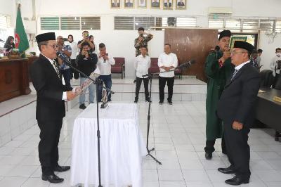 Mukmin Mulyadi (kanan) dilantik sebagai anggota DPRD kota Tanjungbalai di Kantor DPRD Kota Tanjungbalai, Sumatera Utara, 29 Maret 2023. Dok. Pengadilan Agama Tanjungbalai