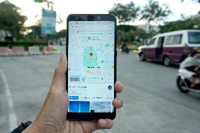 Pengendara menggunakan aplikasi Google Maps di Cipondoh, Kota Tangerang, 12 April 2023. TEMPO/ Magang/ Maulana Chaerusahid
