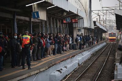 Suasana penumpang saat menunggu Kereta Rel Listrik (KRL) di peron Stasiun Citayam, Depok, Jawa Barat, 14 September 2020. TEMPO/M Taufan Rengganis