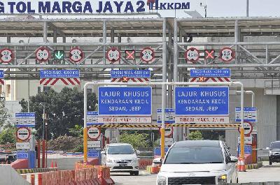 Sejumlah mobil melintas di gerbang Tol Marga Jaya 2 yang merupakan bagian dari Tol Becakayu (Bekasi Cawang Kampung Melayu)  Seksi 2A (Jakasampurna-Marga Jaya) di Bekasi, Jawa Barat, 24 Maret 2023. ANTARA/Fakhri Hermansyah
