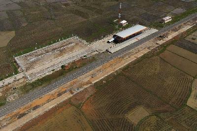 Foto udara Stasiun KA Rammang-Rammang di Kabupaten Maros, Sulawesi Selatan, 30 Maret 2023.  ANTARA/Arnas Padda