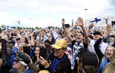 Warga merayakan Kejuaraan Dunia Hoki di Tampere, Finlandia, 30 Mei 2022. Reuters/Lehtikuva/Emmi Korhonen