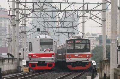 Rangkaian KRL Commuter di Jakarta, 1 Maret 2023. TEMPO/Hilman Fathurrahman W