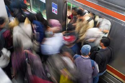 Penumpang KRL Commuter Line saat jam pulang kerja di stasiun Manggarai, Jakarta, 3 November 2022. Dok Tempo/Magang/Abdullah Syamil Iskandar