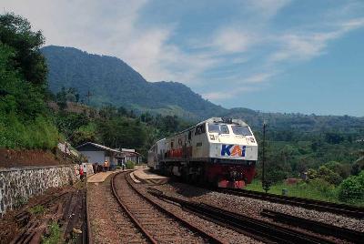 Rangkaian kereta api jarak jauh Pasundan melewati Stasiun Lebakjero di Desa Ciherang, Kecamatan Nagreg, Kabupaten Bandung, Jawa Barat, 9 April 2023. TEMPO/Prima mulia