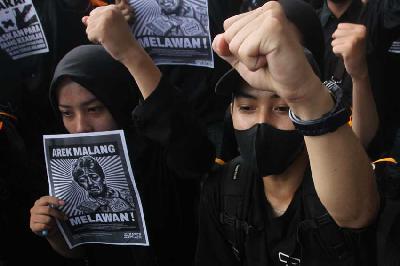 Aksi kamisan terkait kasus tragedi Kanjuruhan di depan gedung DPRD, Malang, Jawa Timur, 16 Maret 2023. ANTARA/Ari Bowo Sucipto