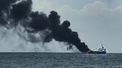 Kapal tanker MT Kristin saat terbakar di perairan Pantai Ampenan, Mataram, Nusa Tenggara Barat,  26 Maret 2023/Antara/Ahmad Subaidi