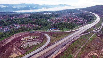 Foto udara ruas jalan tol Cisumdawu seksi 4 Cimalaka di Sumedang, Jawa Barat, 10 April 2023. Tempo/Prima Mulia