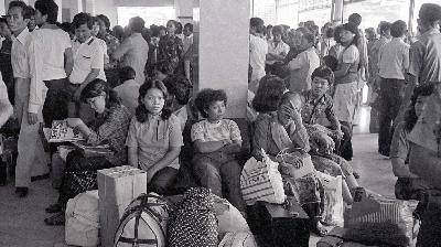 Calon penumpang kereta api yang akan mudik lebaran di Stasiun Gambir, Jakarta Pusat, 1983. Dok.Tempo/Ali Said