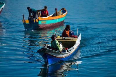Nelayan menuju di Tempat Pelelangan Ikan Oeba ,Kupang, Nusa Tenggara Timur.  TEMPO/Tony Hartawan