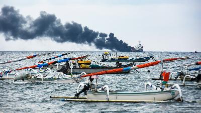 MT Kristin tanker caught fire in the waters of Ampenan Beach, Mataram, West Nusa Tenggara, March 26.
ANTARA FOTO/Ahmad Subaidi
