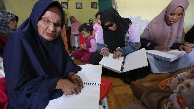 Penyandang disabilitas tunanetra mengikuti tadarus dengan Al Quran Braille di Banda Aceh, 2 April 2023. Antara/Irwansyah Putra