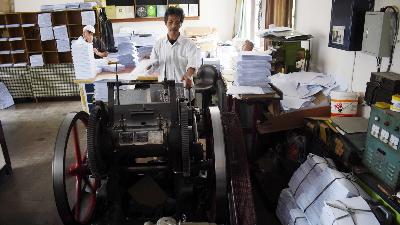 Petugas mengoperasikan mesin cetak Thomson tua di percetakan Al Quran Braille Yayasan Penyantun Wyata Guna di Bandung, Jawa Barat, 27 Maret 2023. Tempo/Prima mulia