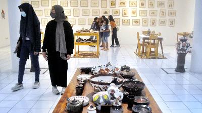 Deretan keramik karya Dona Prawita Arissuta, di Bentara Budaya Yogyakarta, 4 April 2023. Tempo/Pito Agustin Rudiana