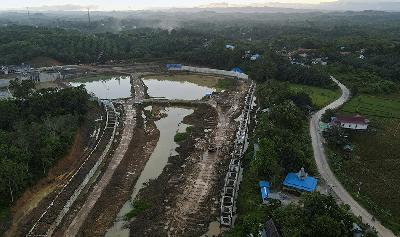 Suasana pembangunan Intake Sepaku di  kawasan ibu kota negara (IKN) Nusantara, Sepaku, Penajam Paser Utara, Kalimantan Timur, 6 Maret 2023. REUTERS/Willy Kurniawan