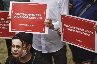 Aksi unjuk rasa menuntut Ketua KPK Firli Bahuri untuk dicopot dari jabatannya karena dinilai telah melakukan pelanggaran kode etik dan pelanggaran perilaku di depan gedung Komisi Pemberantasan Korupsi, Jakarta, 10 April 2023. TEMPO/Imam Sukamto