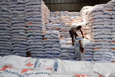 Pekerja mengangkut beras impor Vietnam di Gudang Bulog Argapura, Distrik Jayapura Selatan, Kota Jayapura, Papua, 24 Maret 2023. ANTARA/Sakti Karuru